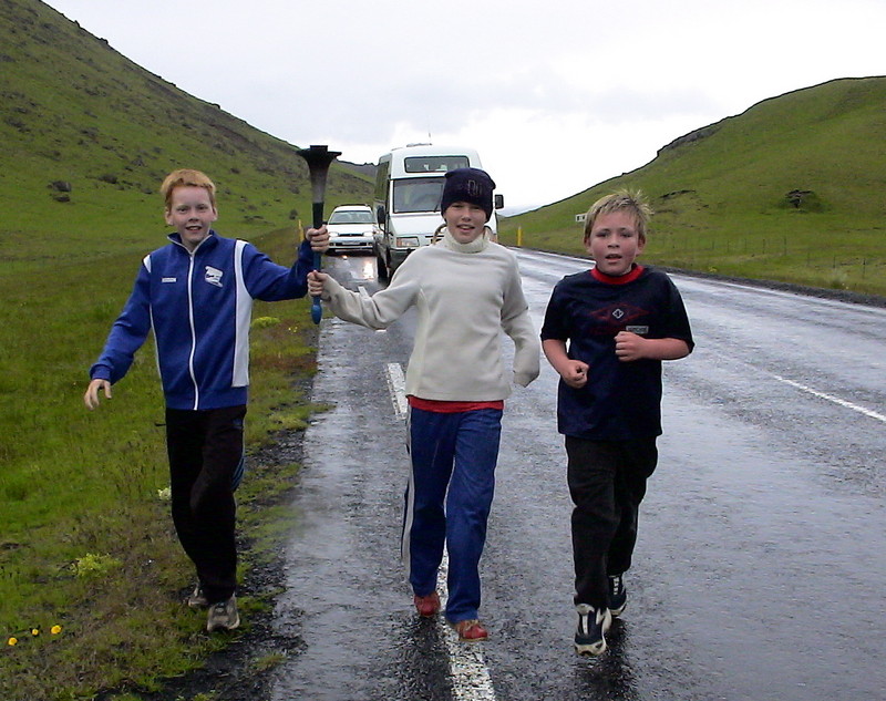 Svo hlupu þau nokkur saman síðustu kílómetrana inn í Vík