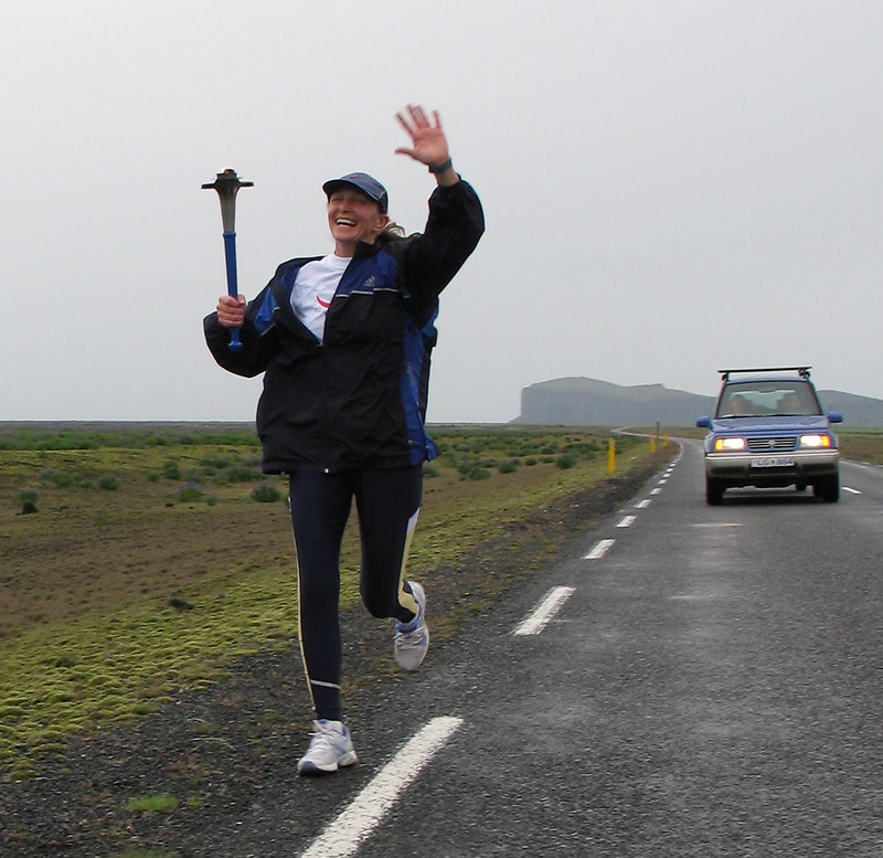 Neelabha var iðin við að veifa / Neelabha waved all the cars that passed the Run