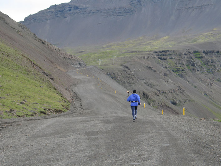 Hleypur upp skarðið frá Höfn