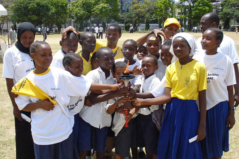 Children from 'Roots and Shoots - Children for Peace'.